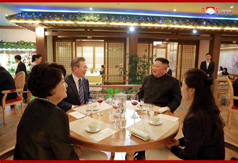 朝鲜媒体：俄罗斯大使馆向金正恩赠花篮，纪念其访俄1周年|金正恩|朝鲜_新浪新闻