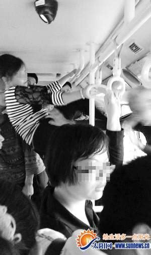 女子被指占座不让 抓住公交拉环飞踹老人 - 公益资讯 - 公益频道 - 华声在线