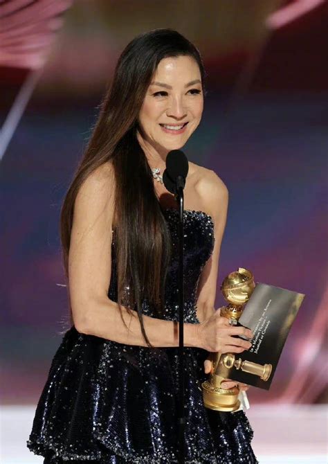 恭喜！杨紫琼获金球奖影后，60岁依然头发浓密，笑容灿烂有气质