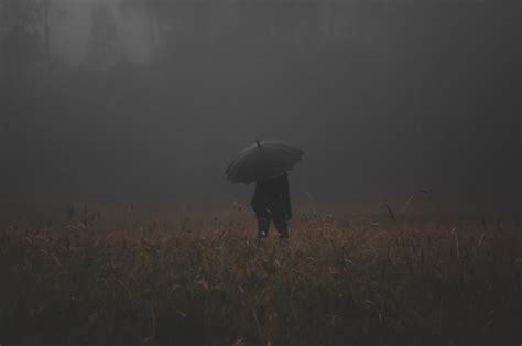 雨中男人背影伤感图片 - PSD素材网