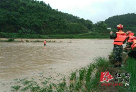 辰溪：一村民被洪水围困消防乡村干部联手紧急营救_手机新浪网