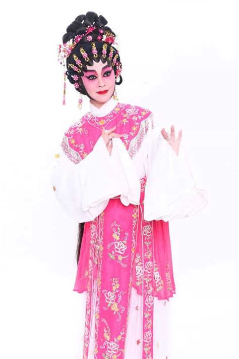 城市当代舞蹈团（香港）为光明市民献现代舞大餐_深圳新闻网