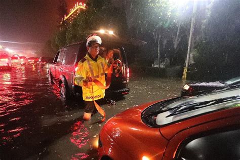 山西运城盐湖公安交警：大雨天气遇上道路施工奋战风雨一线保畅通 - 基层网