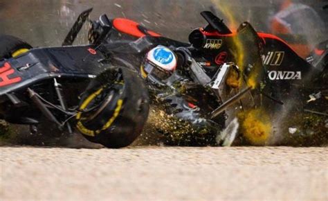 组图：F1撞车场面火爆 日本车手赛车支离破碎_体育_腾讯网