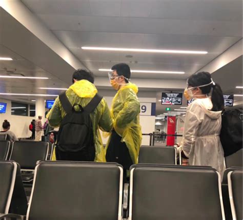 疫情下的回国人员：在国外机场同胞送口罩，有人隔离期找到了工作|新冠肺炎_新浪新闻