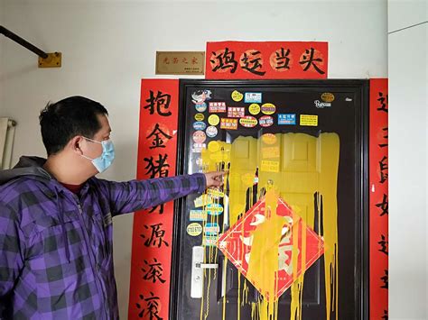 洛阳一居民家门被泼油漆，警方已经介入调查-大河报网