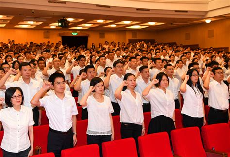 2016年中央机关新录用公务员宣誓仪式暨公务员先进模范事迹报告会在京举行