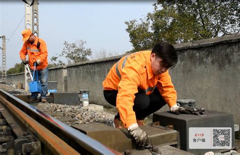 两个小时的“天窗”作业点，信号工抓紧检修守护铁路安全_大武汉