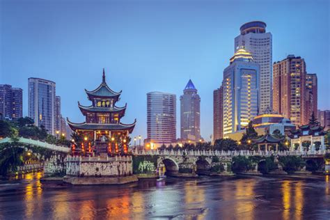 南明河上，有着百年历史的贵阳标志性建筑甲秀楼，在现代化高楼大厦面前，显得端庄而美丽 - 中国国家地理最美观景拍摄点