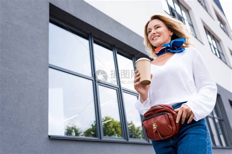 在街上用可支配咖啡杯行走的有吸引力妇女高清图片下载-正版图片503396613-摄图网