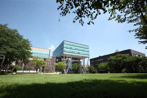 韩国首尔梨花女子大学的教学楼高清图片下载-正版图片307724270-摄图网