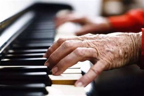 男子回应73岁父亲酒后随手弹钢琴：他种了一辈子地|酒后_新浪新闻