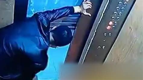 男子酒后与电梯打架被困 小区保安出手营救_凤凰网视频_凤凰网