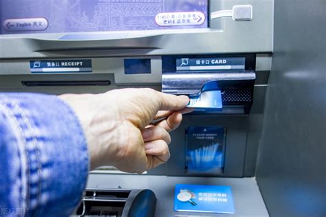 将自动取款机信用卡插入银行机器高清图片下载-正版图片504548236-摄图网