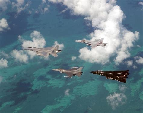 美军为何将作战能力强大的F-14战斗机和“不死鸟”导弹退役？|战斗机|雄猫|鸟_新浪新闻