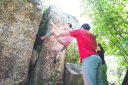 年轻女孩爬上梯子登攀岩的石运动登山者首脑高清图片下载-正版图片307549564-摄图网