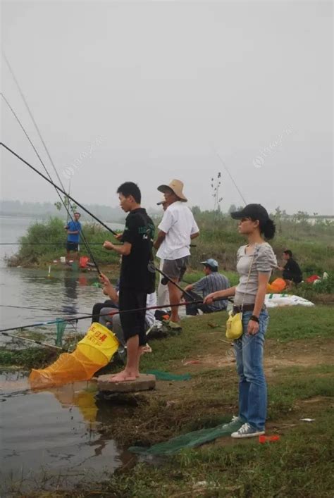 野河边钓鱼人络绎不绝，每人能钓上百来条