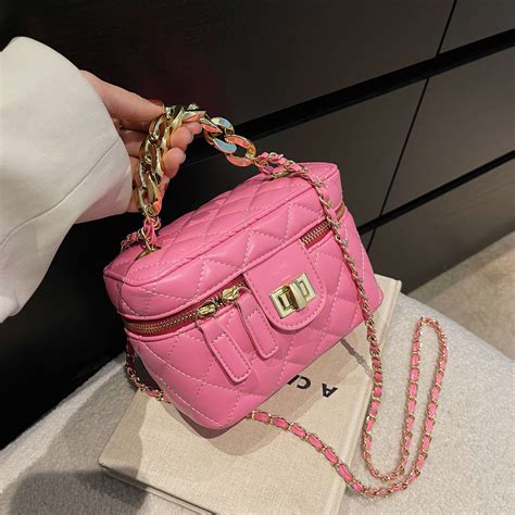 粉色包包20新款爆款小包包女时尚链条斜挎包今年流行超火水桶包_虎窝淘