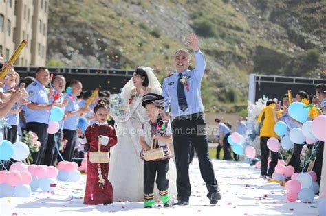 西藏边检总站为戍边民警举行集体婚礼-人民图片网