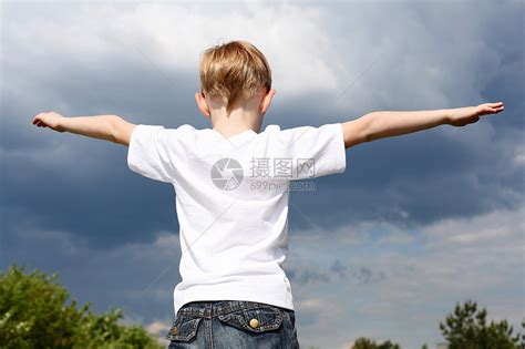 无忧无虑的小男孩户外拥抱草坪上的天空高清图片下载-正版图片300467804-摄图网