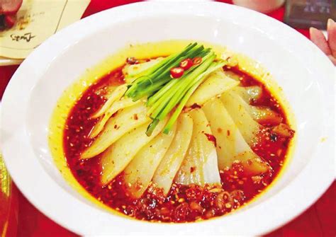 到，吃。济南人历来有吃水饺的习俗，不但爱吃，还很讲究……