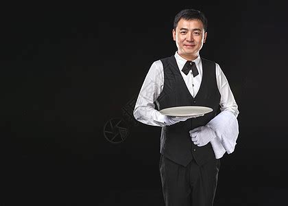 托着空盘的男服务员图片-白色背景下托着空盘的男服务员素材-高清图片-摄影照片-寻图免费打包下载