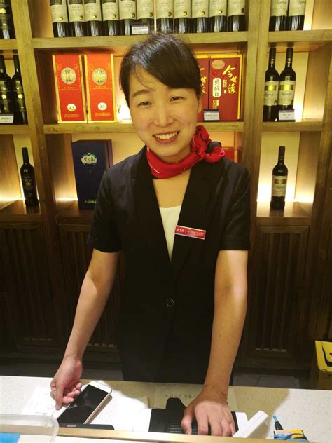 餐饮服务员三大态度,一个好服务员的标准,餐厅服务态度_大山谷图库