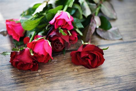 红玫瑰花束粉红和玫瑰情人节的爱在木桌的大自然背景上为爱人的概念高清图片下载-正版图片305881644-摄图网