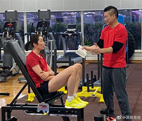 中国女排展开冬训苦练体能 朱婷进行肌肉力量练习_手机新浪网