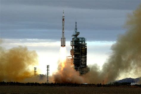 2005年10月12日，神舟六号载人飞船成功发射 - 中国军网