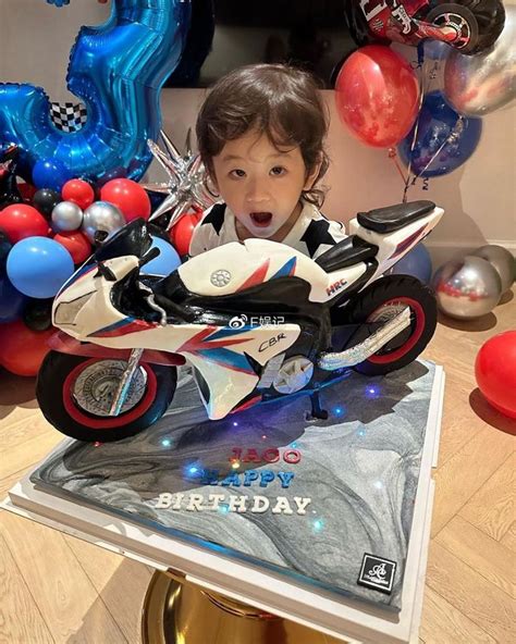 陈山聪一家人开派对为儿子庆祝3岁生日 疼爱儿子送名贵生日礼物