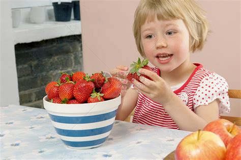 吃草莓的小女孩高清图片下载-正版图片501457395-摄图网