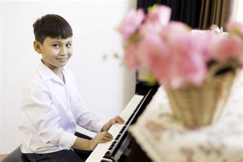 弹钢琴的男孩图片-专心弹钢琴的男孩素材-高清图片-摄影照片-寻图免费打包下载