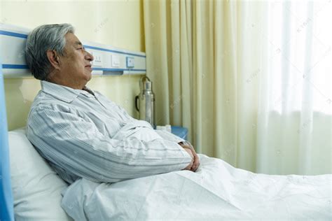 躺在病床上微笑休息的女病人高清图片下载-正版图片307991776-摄图网