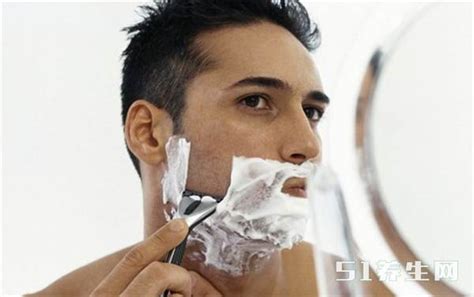 青年男性刮胡子高清图片下载-正版图片500842740-摄图网