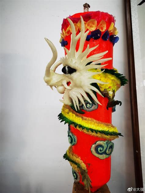 秀山龙凤花烛重庆市级非物质文化遗产。 朱红底色的蜡柱上，一条龙