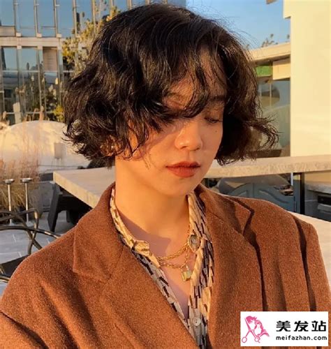 头像女生港风复古风短发