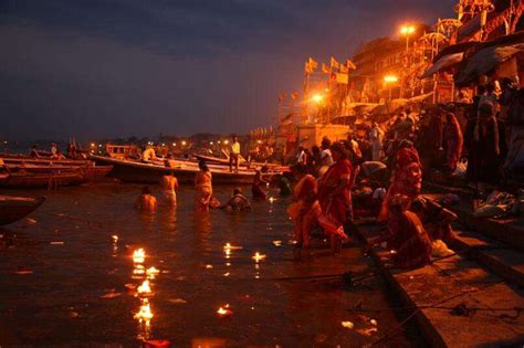 印度大壶节 万人恒河同时沐浴 场面壮观难得一见 河水都变色了|印度|恒河|阿拉_新浪网
