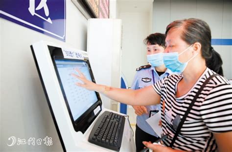深圳交警车管所便民服务车开始运营，为办事群众和考生提供接送服务