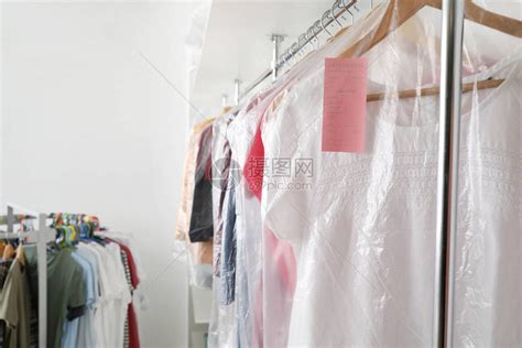 现代干洗店的衣服架子高清图片下载-正版图片504062216-摄图网
