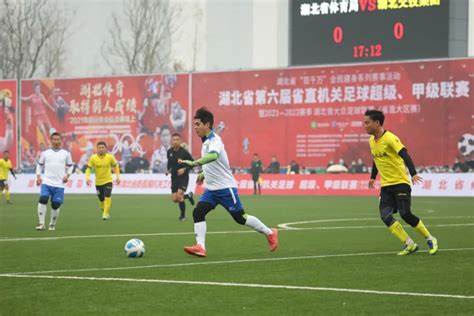 到临沧体育场看了几分钟的足球比赛（云南省第十五届运动会）