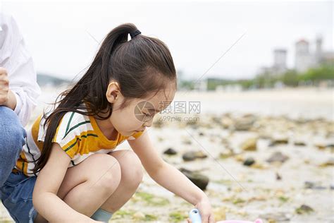 在海边捡石子的小孩高清图片下载-正版图片502217758-摄图网