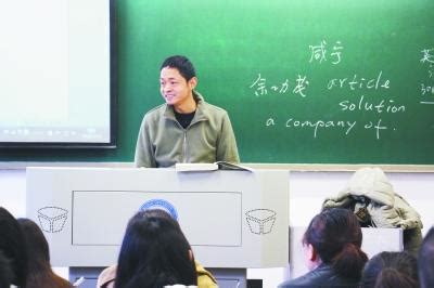 跪着上课的武大教师站起来_新闻频道_中国青年网