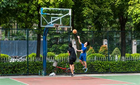 学生打篮球高清摄影大图-千库网