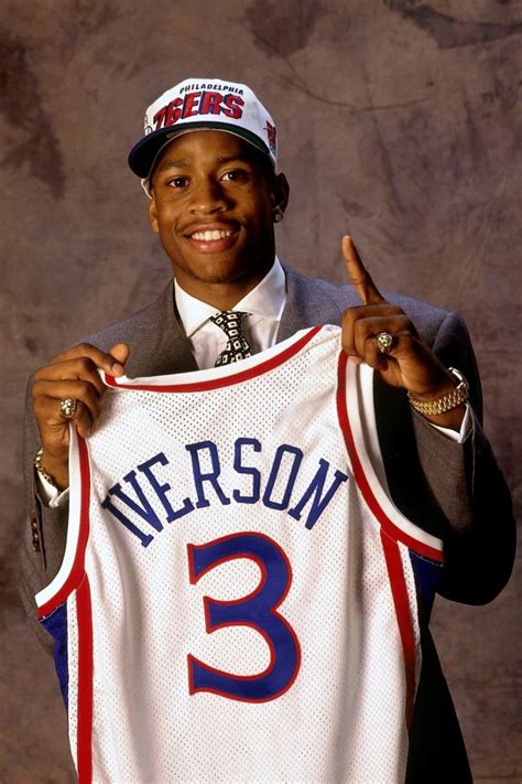 76人名宿艾弗森47岁生日！NBA官方发表祝贺 21年前的今日大战OK组合 - 球迷屋