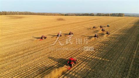 黑龙江：北大荒农垦集团高标准联合整地作业-人民图片网