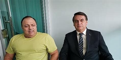 巴西总统拜访刚确诊新冠的卫生部长：不戴口罩挨着坐_手机新浪网