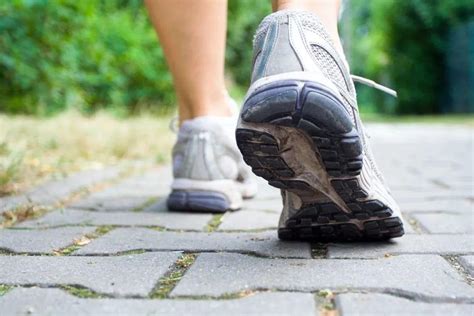 在此基础上，日常步行强度（步速以每分钟步数计算）更高的人群，即步行速度更快的人群，可以进一步降低发生肿瘤、心血管意外以及全因死亡的风险。