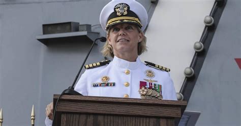 美国首位核动力航母女舰长正式上任，将指挥林肯号航母作战_凤凰网