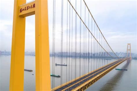 2021刘家峡大桥是西北跨度最大的悬索桥，非常壮观，哪个角度都拍不尽全貌。下雨雾大，对面的山看不清楚_刘家峡水库-评论-去哪儿攻略